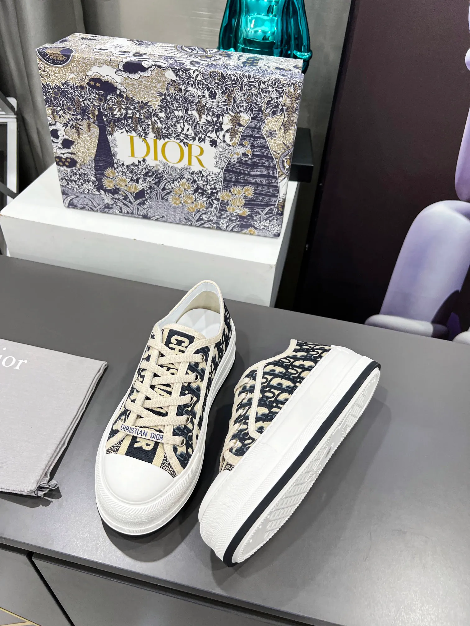 👟👟Ex-factory price 520👟👟Dior【Dior】This Walk'n'Dior thick-soled sneaker is a fashionable item that enhances the style of the series. The latest spring show model, the same thick-soled shoes from major stars, super versatile, 1:1 replica of the original, white canvas upper, with comfortable thick sole, tongue and Christian Dior 👟👟factory price aris logo shoelaces. The EVA sole is embellished with Christian Dior's lucky star symbol, adding a chic edge to any casual look. Code number: 35-41